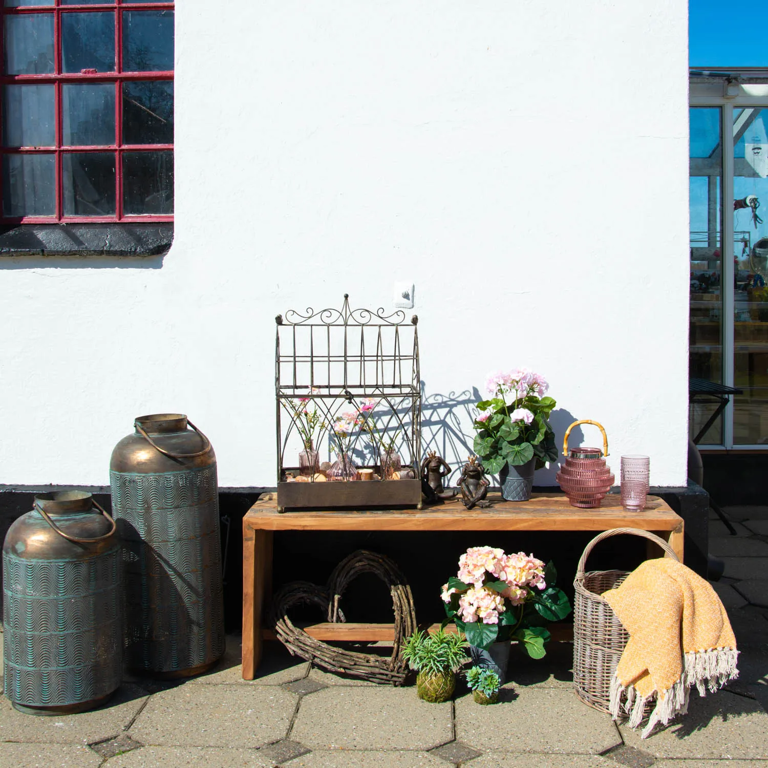 Planter Salgsbutik -Planter Salgsbutik Terrasse pynt og uderum inspiration Havebaenk med pynteting til haven